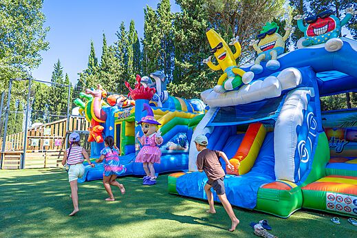 Riesige aufblasbare Struktur f�r Kinder auf CAPFUN Or, La Grande Motte (34).