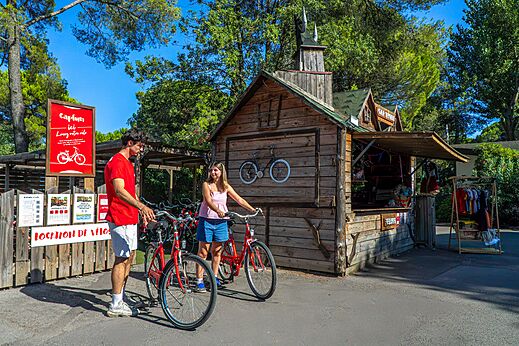 Verleih von roten Fahrr�dern f�r Erwachsene auf dem Campingplatz CAPFUN Or in La Grande Motte (34).