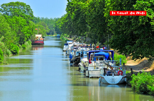 Boten varen op het Canal du Midi, UNESCO-erfgoed, nabij La Grande Motte.