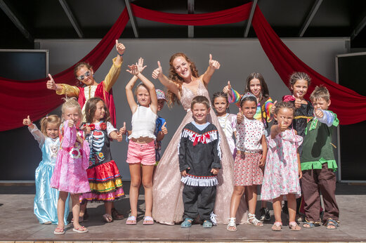 Kindershow en verklede animatoren op camping CAPFUN Or in La Grande Motte (34).