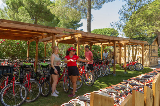 Rode fietsen beschikbaar voor verhuur op camping CAPFUN Or in La Grande Motte (34).