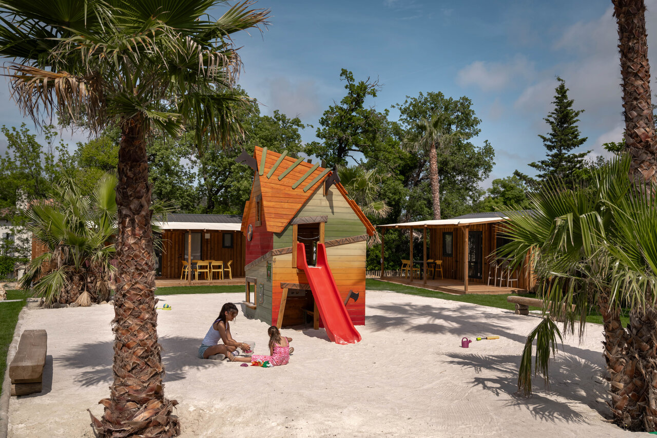 Spielplatz, Rutschenhaus, Kinder, Mobilheime, auf dem Campingplatz CLICOCHIC Or�e d'Azur in OPIO (06).