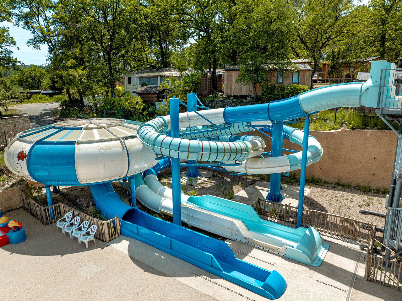 Blaue und wei�e Wasserrutschen auf dem Campingplatz CLICOCHIC Or�e d'Azur in OPIO (06).
