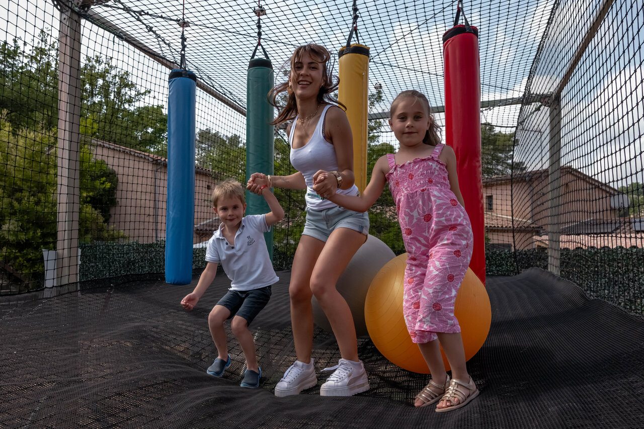Riesentrampolin mit Kindern und Erwachsenem auf dem Campingplatz CLICOCHIC Or�e d'Azur in OPIO.