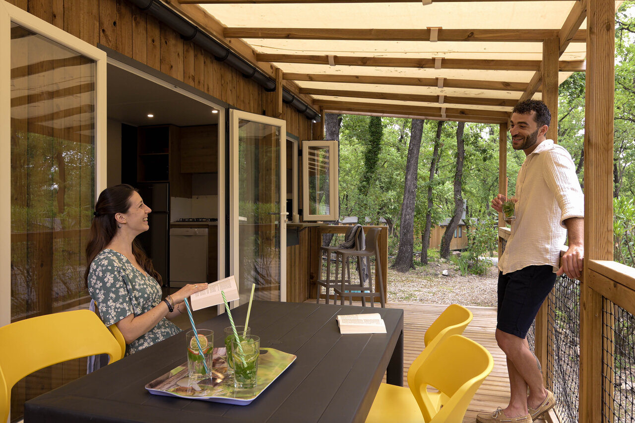 Paar auf �berdachter Mobil-home Terrasse Camping CLICOCHIC Or�e d'Azur in OPIO (06).