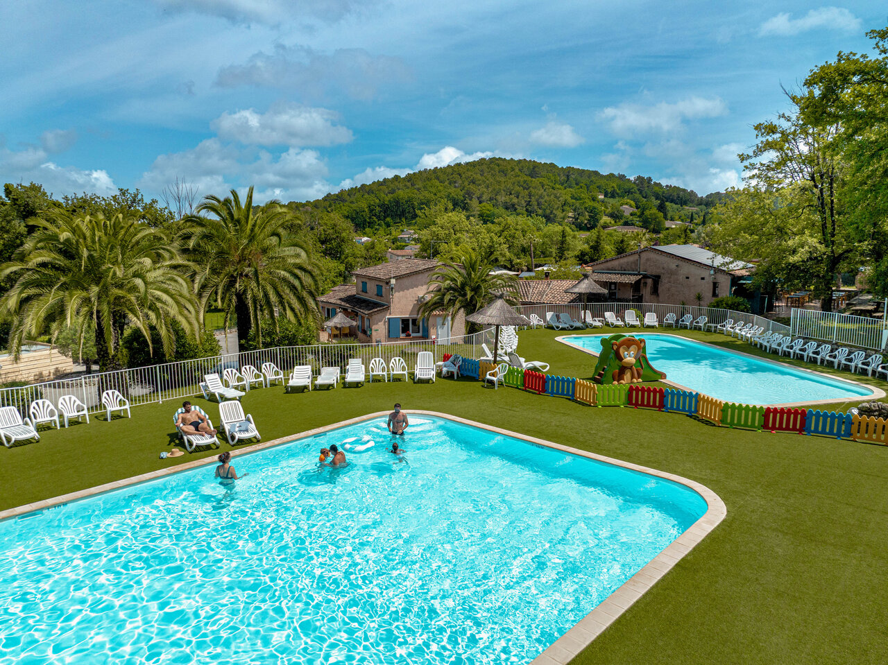 Au�enpools, Kinderbecken und Rutsche auf Campingplatz CLICOCHIC Or�e d'Azur in OPIO (06).