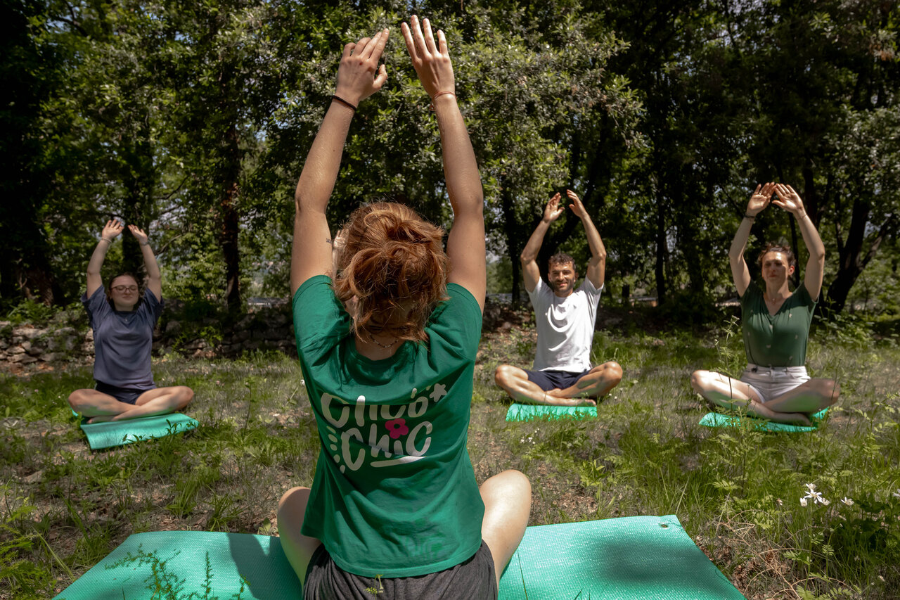 Yoga-Kurs im Freien f�r Erwachsene auf Campingplatz CLICOCHIC Or�e d'Azur OPIO (06).