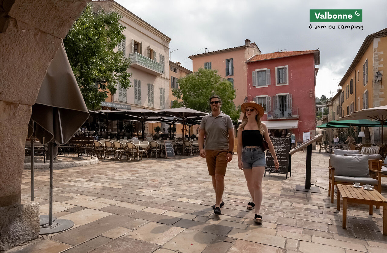 Belebter Dorfplatz von Valbonne, Restaurantterrassen, in der N�he des Campings zu besuchen.