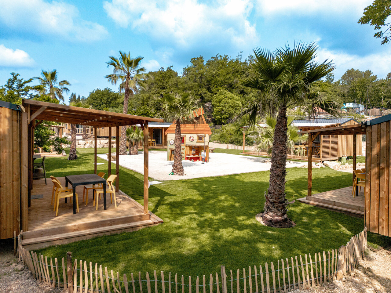 Mobilheim, Terrasse, Spielplatz auf Camping CLICOCHIC Or�e d'Azur in OPIO (06).