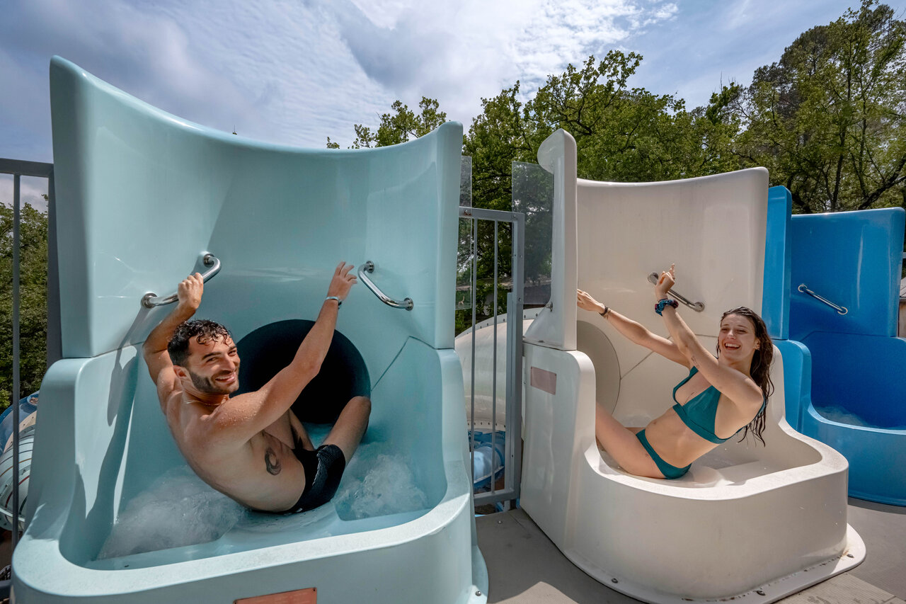 Wasserrutschen, junge Leute am Camping CLICOCHIC Or�e d'Azur in OPIO (06).