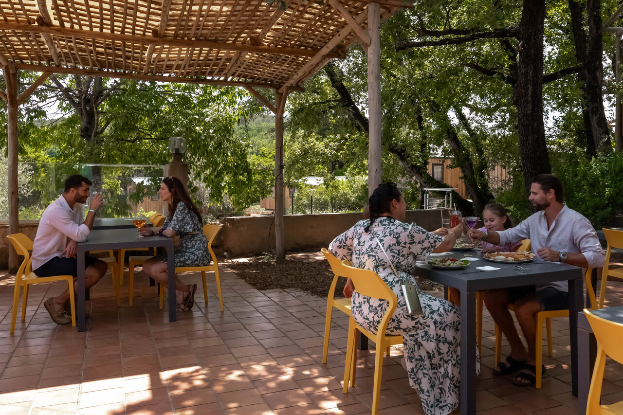 Schattige Restaurantterrasse f�r Familien auf CLICOCHIC Or�e d'Azur, OPIO (06).