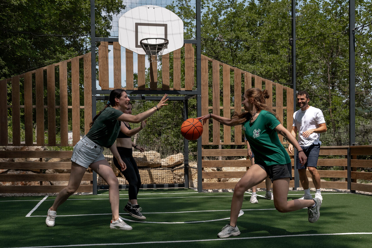 Multisportplatz: Basketballspiel auf dem Campingplatz CLICOCHIC Or�e d'Azur in OPIO (06).