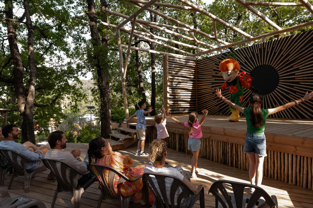 Animationsshow mit Maskottchen und Kindern am Campingplatz CLICOCHIC Or�e d'Azur, OPIO (06).