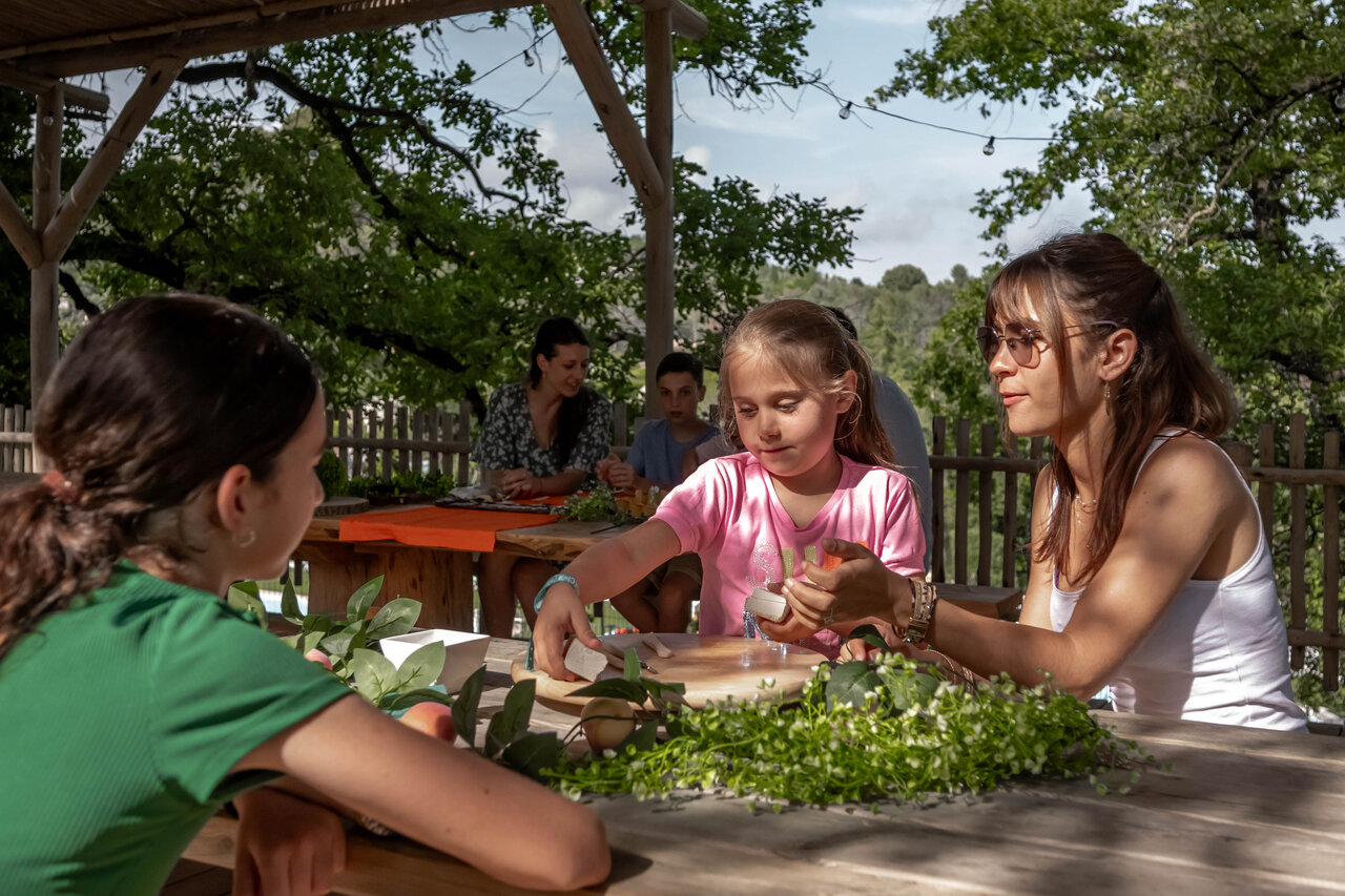 Kreative Animation Kinder und Erwachsene auf Campingplatz CLICOCHIC Or�e d'Azur in OPIO (06).