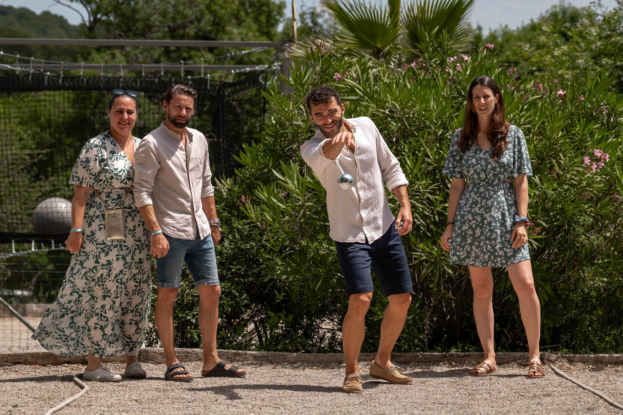 Geselliges Boule-Spiel auf dem Campingplatz CLICOCHIC Or�e d'Azur in OPIO (06).