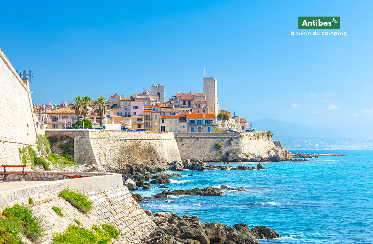 Altstadt von Antibes und ihre Stadtmauern am Meer, C�te d'Azur.