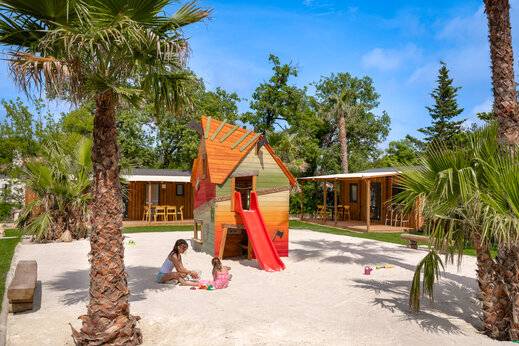 Aire de jeux, cabane et toboggan au camping CLICOCHIC Or�e d'Azur � OPIO (06).