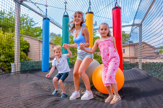 Trampolin-Spielplatz f�r Kinder auf dem Campingplatz CLICOCHIC Or�e d'Azur in OPIO.