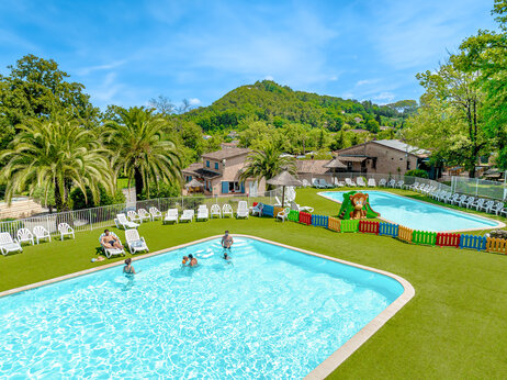 Au�enpools und Kinderspielbereich auf Campingplatz CLICOCHIC Or�e d'Azur in OPIO (06).