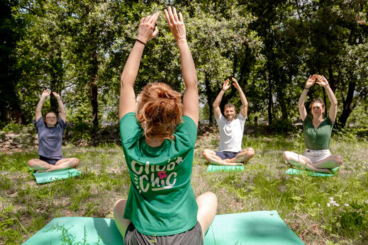 S�ance de yoga en groupe en plein air au camping CLICOCHIC Or�e d'Azur � OPIO (06).