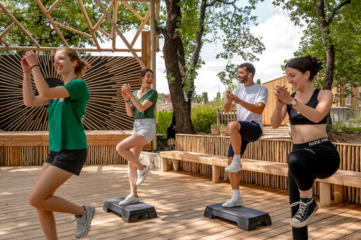 Cours de fitness en groupe sur sc�ne ext�rieure au camping CLICOCHIC Or�e d'Azur � OPIO (06).