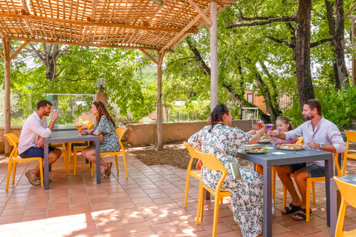 Familles et couples d�nant en terrasse ombrag�e du restaurant au camping CLICOCHIC Or�e d'Azur � OPIO (06).