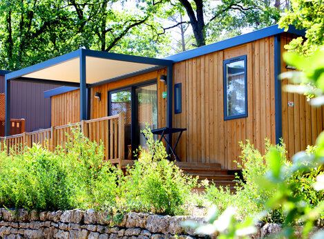 Mobil-home moderne avec terrasse couverte au camping CLICOCHIC Or�e d'Azur � OPIO (06).
