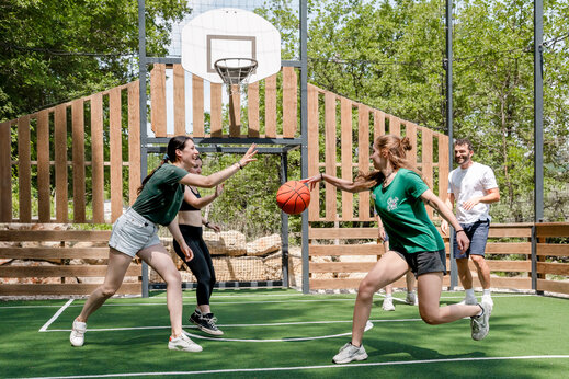 Multisportplatz mit Freunden beim Basketballspielen auf dem Campingplatz CLICOCHIC Or�e d'Azur in OPIO (06).