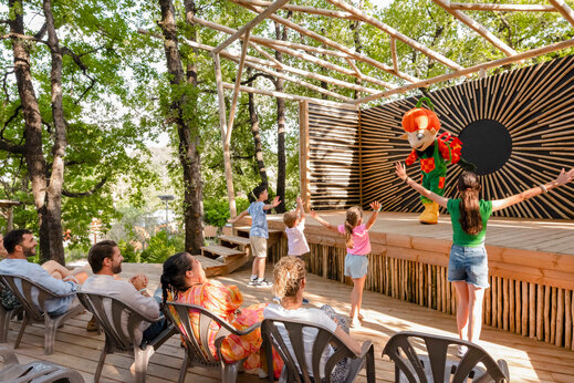Animation pour enfants avec mascotte au camping CLICOCHIC Or�e d'Azur � OPIO (06).