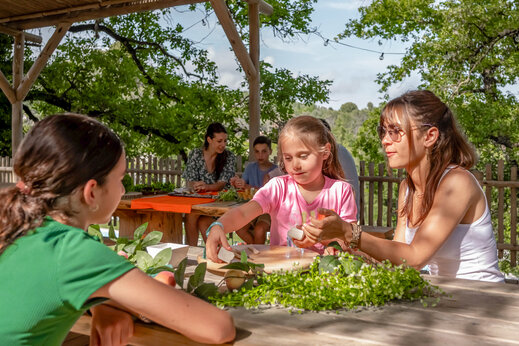 Kreativer Familienworkshop im Freien auf dem Campingplatz CLICOCHIC Or�e d'Azur in OPIO (06).