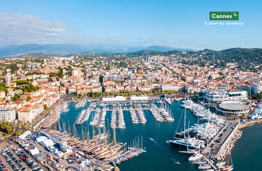 Hafen von Cannes und lebhafte Stadt, zu besuchen an der C�te d'Azur.