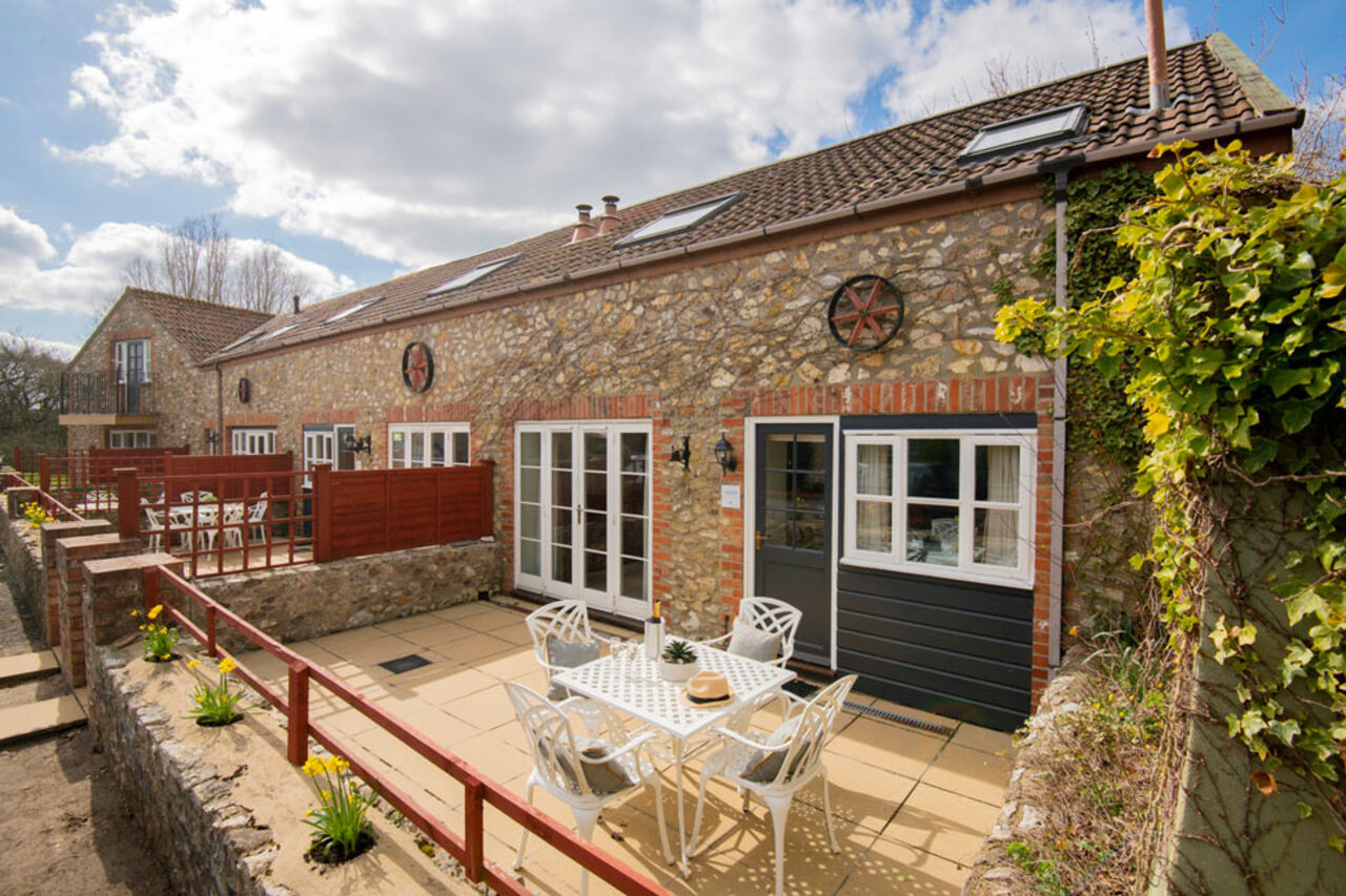 Terrazas privadas y alojamientos de piedra en el camping CAPFUN UK Otter Falls en Upottery Nr Honiton.