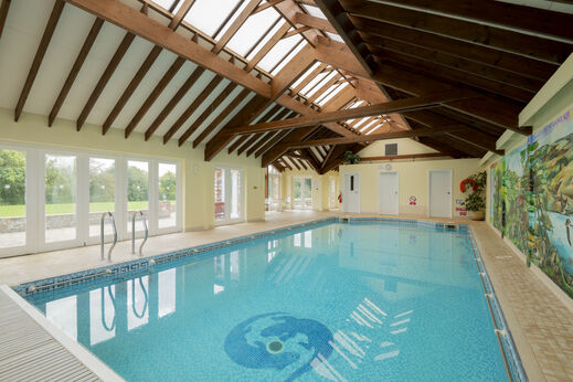 Helles Hallenbad mit Holzgeb�lk auf dem Campingplatz CAPFUN UK Otter Falls in Upottery Nr Honiton