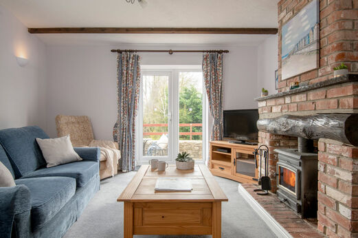 Wohnzimmer Mobilheim, Kamin, Sofa im CAPFUN UK Otter Falls in Upottery.