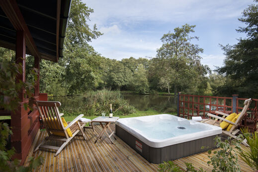 Privater Whirlpool auf Unterkunftsterrasse im CAPFUN UK Otter Falls.