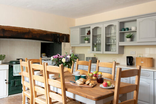 Voll ausgestattete K�che und Essbereich in Unterkunft auf Campingplatz CAPFUN UK Otter Falls.