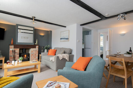Gem�tliches Wohnzimmer mit Kamin, Sofa und Esstisch auf Camping CAPFUN UK Otter Falls.