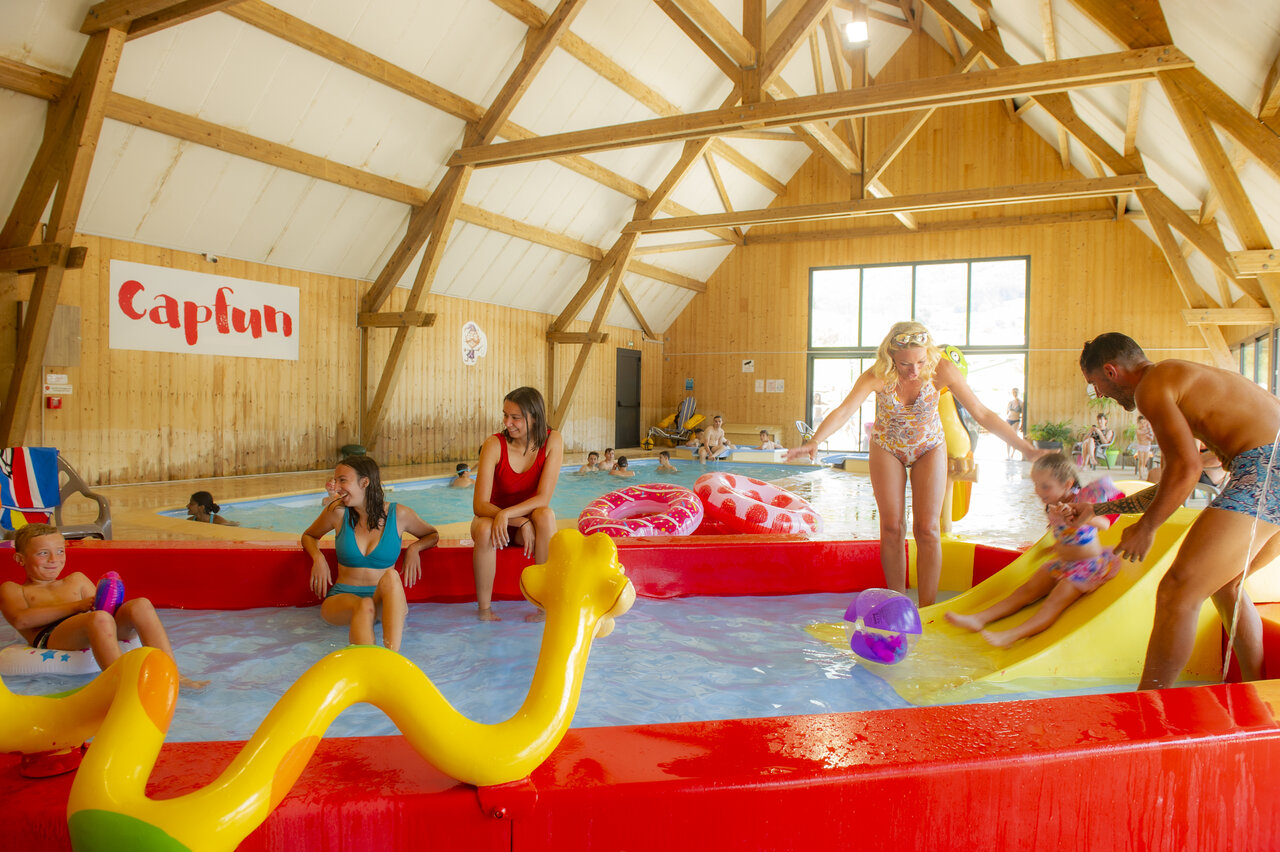 Indoor pool, slide, water games at CAPFUN Oursi�re campsite in Villard de Lans (38).