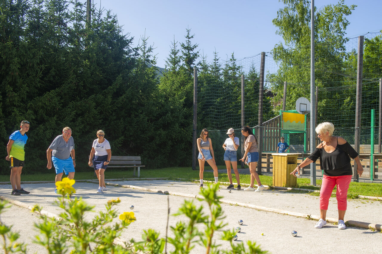 Petanque activity for everyone at CAPFUN Oursi�re campsite in Villard de Lans (38).