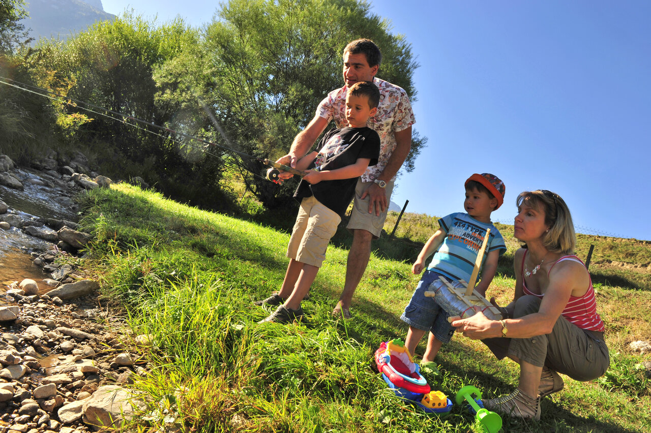 Family fishing activity, CAPFUN Oursi�re campsite in Villard de Lans (38).