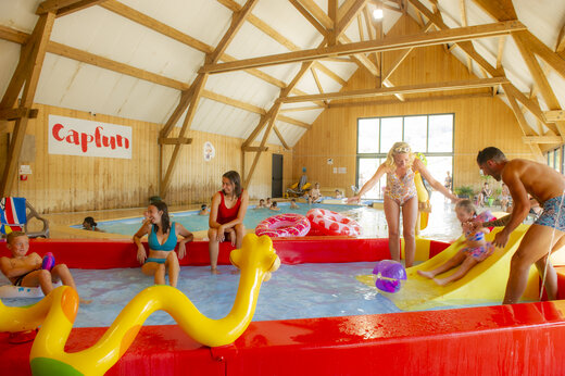 Beheiztes Hallenbad mit Rutsche und Wasserspielen auf dem Campingplatz CAPFUN Oursière in Villard de Lans (38)
