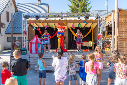 Animationsshow mit Maskottchen und Kindern auf dem Campingplatz CAPFUN Oursi�re in Villard de Lans (38).