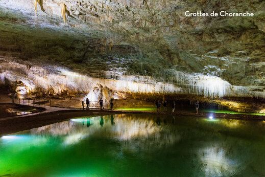 Grotten von Choranche, beleuchteter unterirdischer See, Stalaktiten und Stalagmiten, Ausflugsziel nahe Villard de Lans.