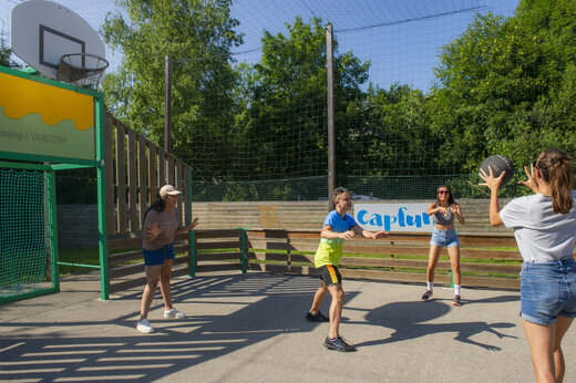 Multisportplatz, Jugendliche spielen, Camping CAPFUN Oursière in Villard de Lans.