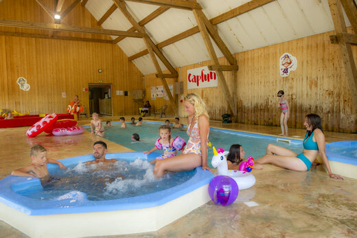 Beheiztes Hallenbad und Familien-Whirlpool auf Campingplatz CAPFUN Oursi�re in Villard de Lans.