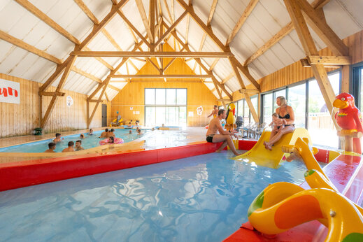 Hallenbad, Rutsche und Kinderspiele auf dem Campingplatz CAPFUN Oursière in Villard de Lans.