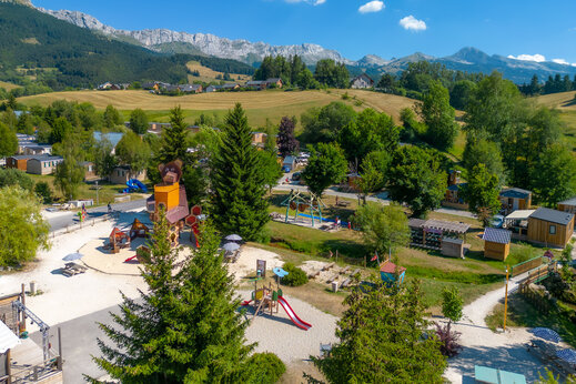 Aire de jeux géante avec toboggans et balançoires au camping CAPFUN Oursière à Villard de Lans (38).