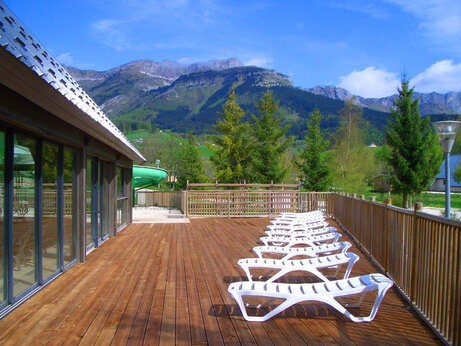 Holzterrasse, St�hle, Wasserrutsche auf Camping CAPFUN Oursi�re in Villard de Lans.