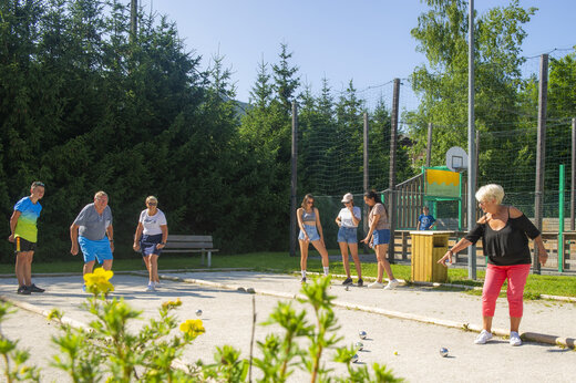 Bocciabahn und Spieler auf dem Campingplatz CAPFUN Oursière in Villard de Lans (38).