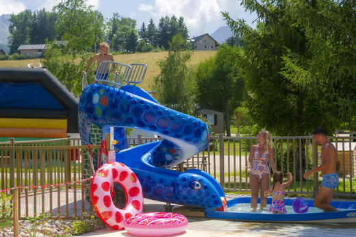 Wasserrutsche und Kinderbecken auf Campingplatz CAPFUN Oursi�re, Villard de Lans.